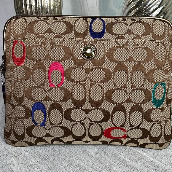 Coach Clutch - Picture 4 of 11